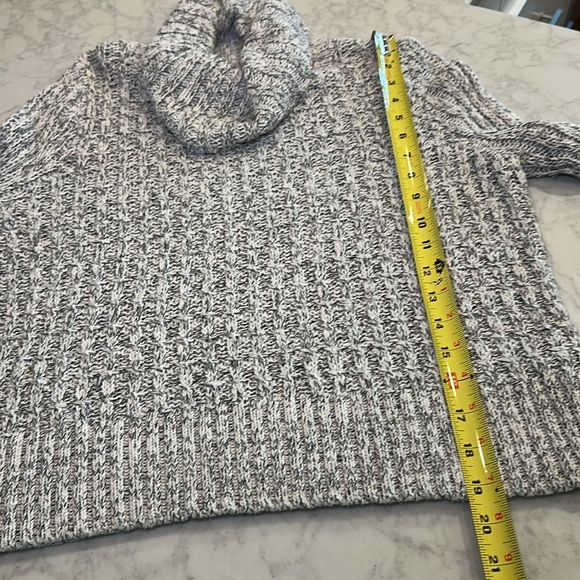 Free People Marled Twisted Cable Cropped Turtleneck Sweater Size Medium - Picture 7 of 8